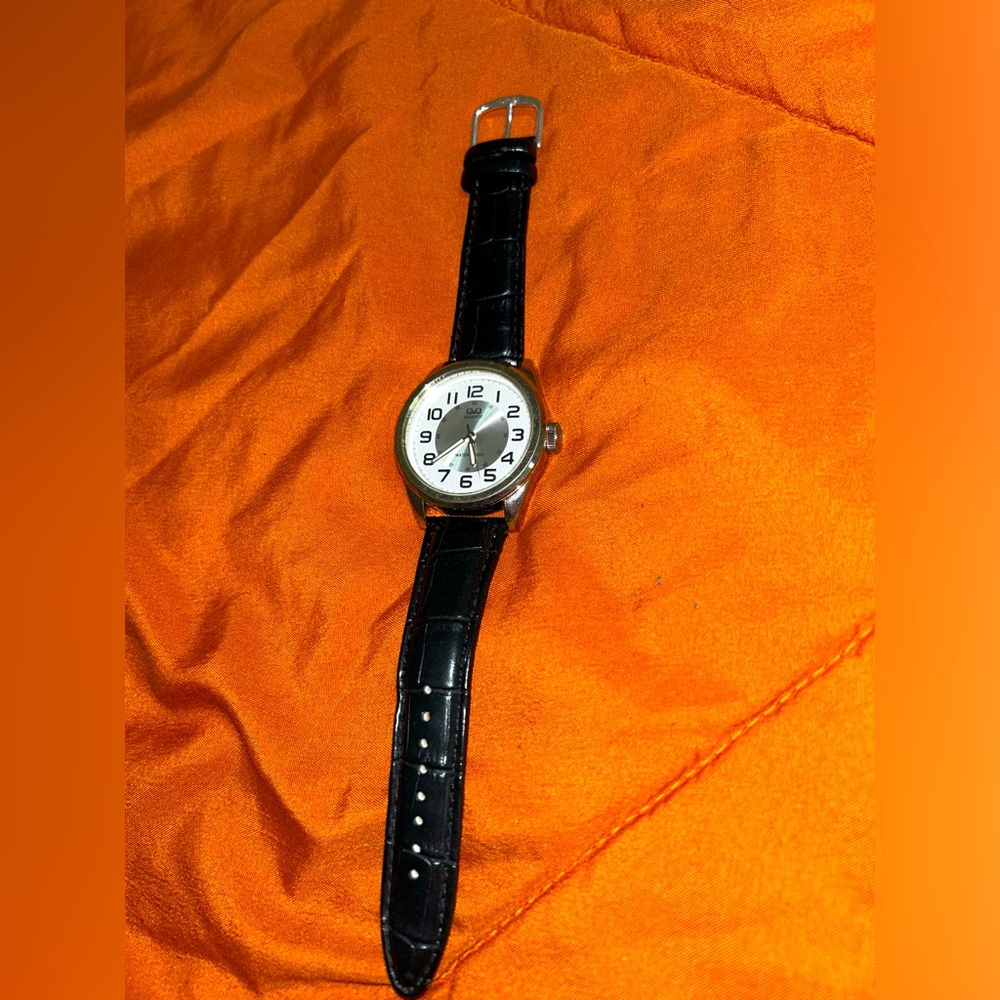 Q&Q Men's Watch Silver Bezel Round White Dial 12/24 HRS on Black Leather